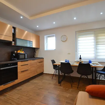 شقة Warm And Welcoming With Balcony *
