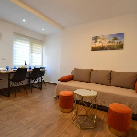 Warm And Welcoming With Balcony *