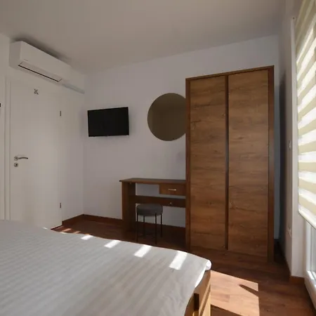 Warm And Welcoming With Balcony *