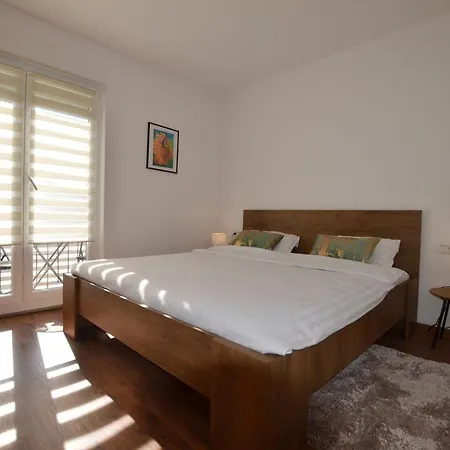 Apartment Warm And Welcoming With Balcony
